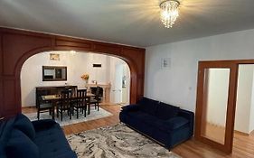 4 Bedroom Elegant, Beautiful And Spacious Home With A Botanical Garden